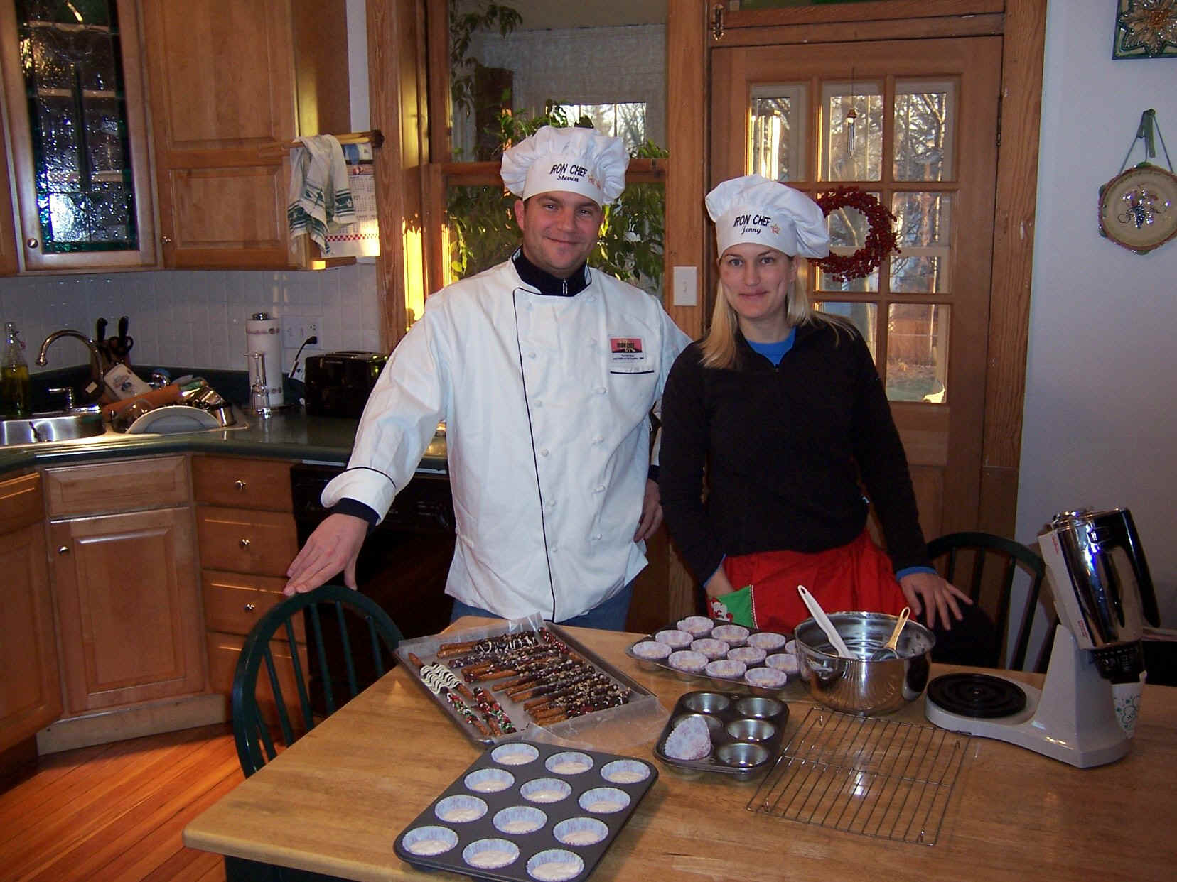 Preliminary Cooking - Iron Chef - Steven & Jennifer.jpg (619063 bytes)
